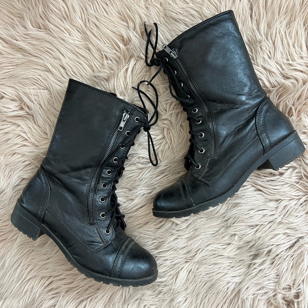 Women Black combat boots size: 9